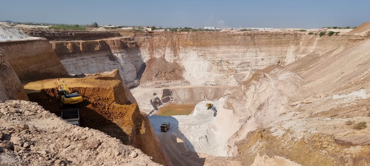 Mining Silica Alternatives: Why Ceramic Media Outperforms Traditional Solutions